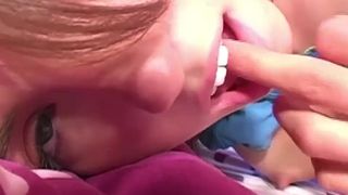 Худая девка в голубых трусиках в постели натирает розовую пилотку