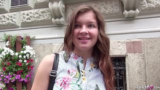 Мужик за деньги дал молоденькой няшке в рот и поимел её кривым пенисом в очко